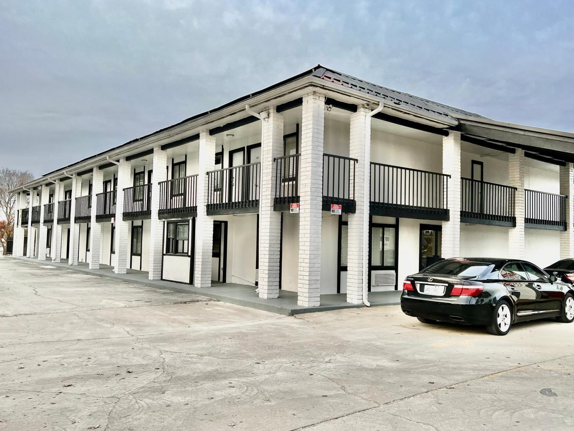 Economy Inn And Suites Tulsa Exterior photo